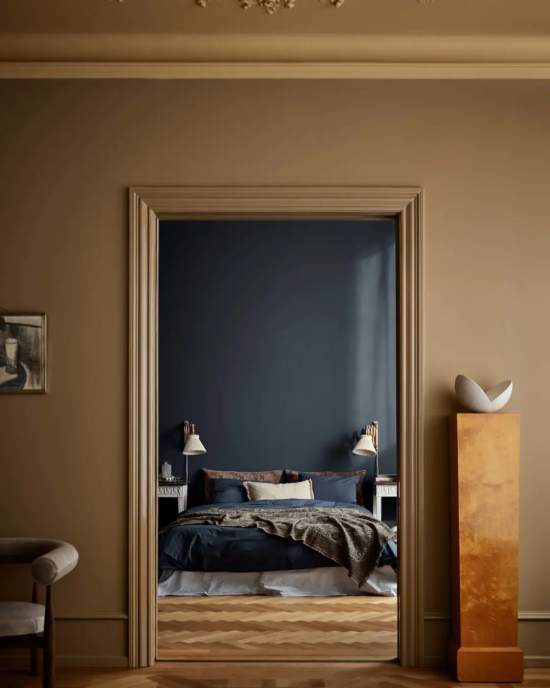 living-room_1799_spice-brown_1909_chalk-ochre_4403_midnight-blue (2).webp