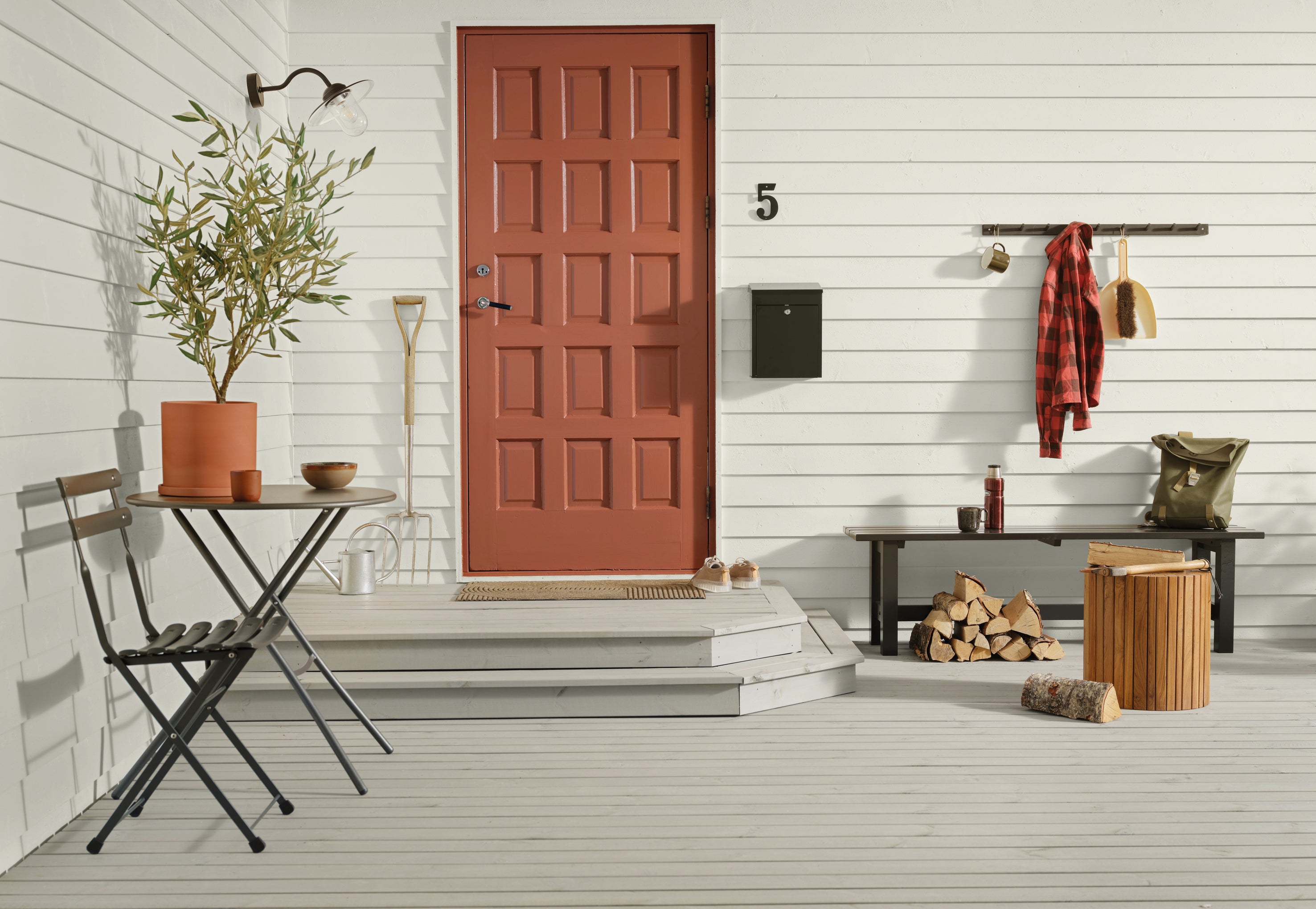 Vägg JOTUN 10478 Skuggvit_Dörr JOTUN 20118 Amber Red_Terrass JOTUN 9073 Skimmergrå_2.jpg