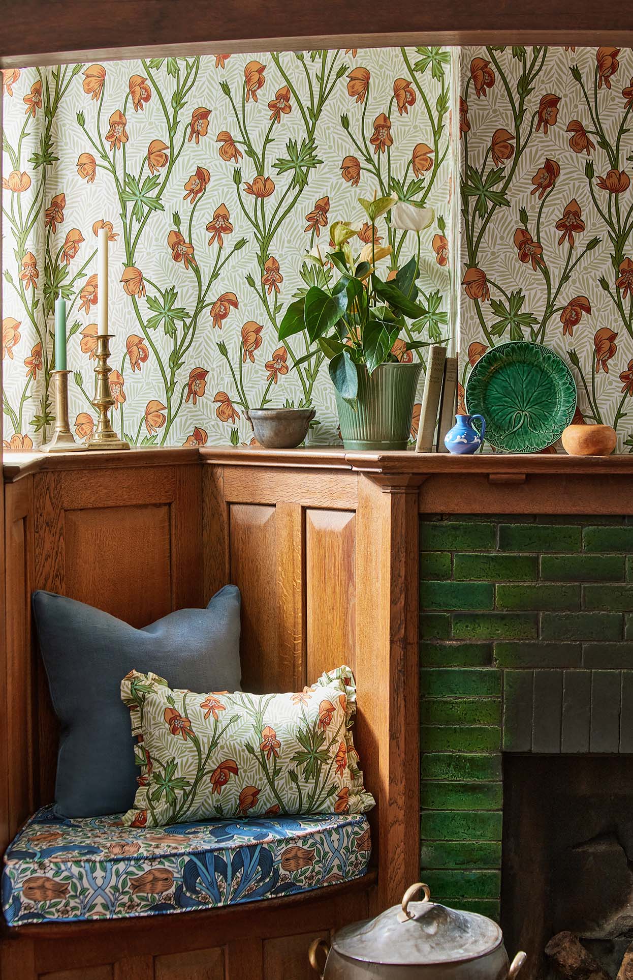 Morris & Co - Monkshood Tangerine/Sage Bedford Park Wallpapers