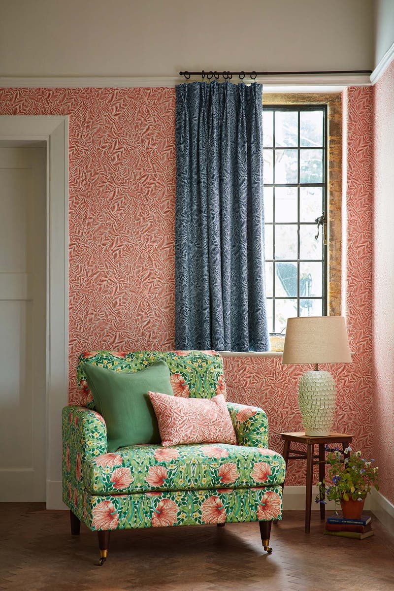 Morris & Co - Yew & Aril Watermelon Bedford Park Wallpapers