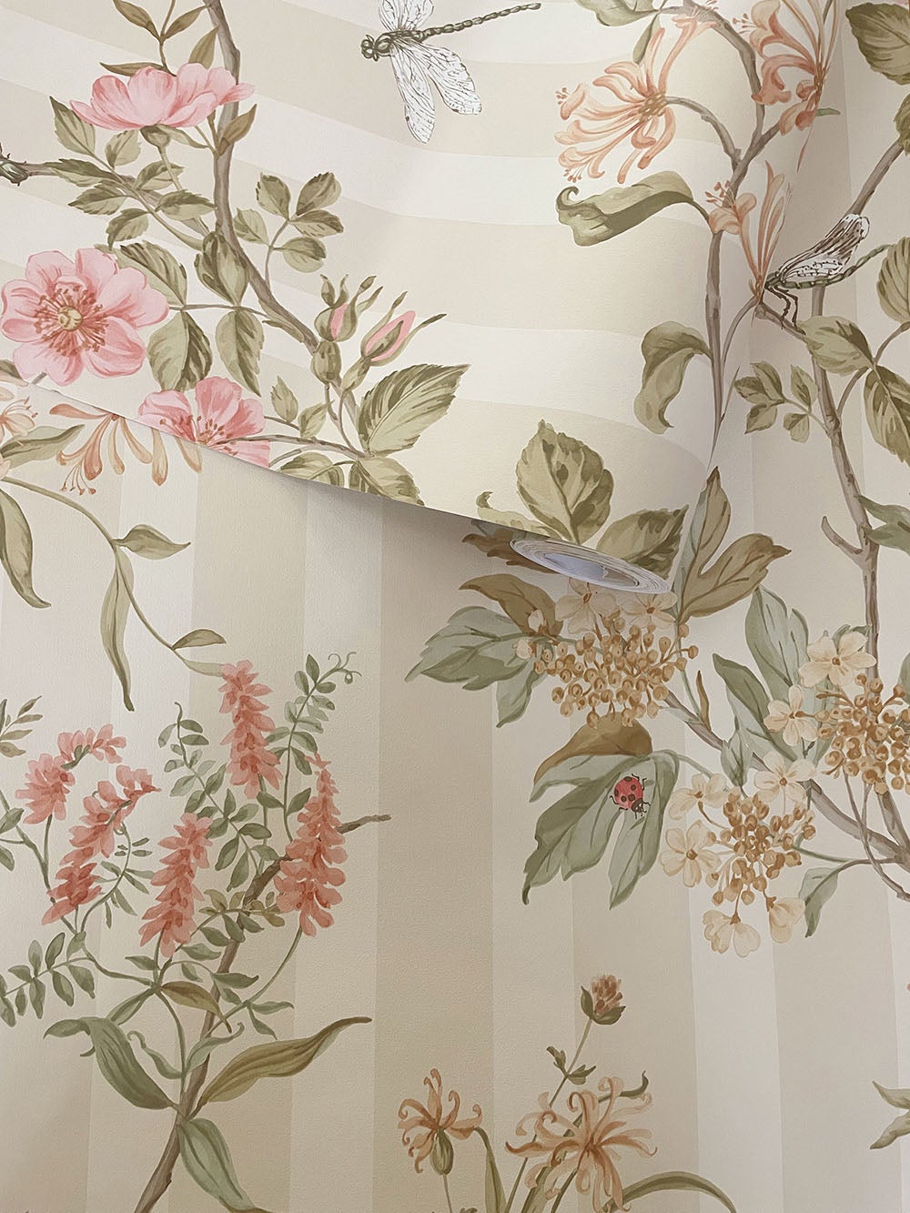 Intrade - Camberley Cream Coral Tales of the Manor Tapet
