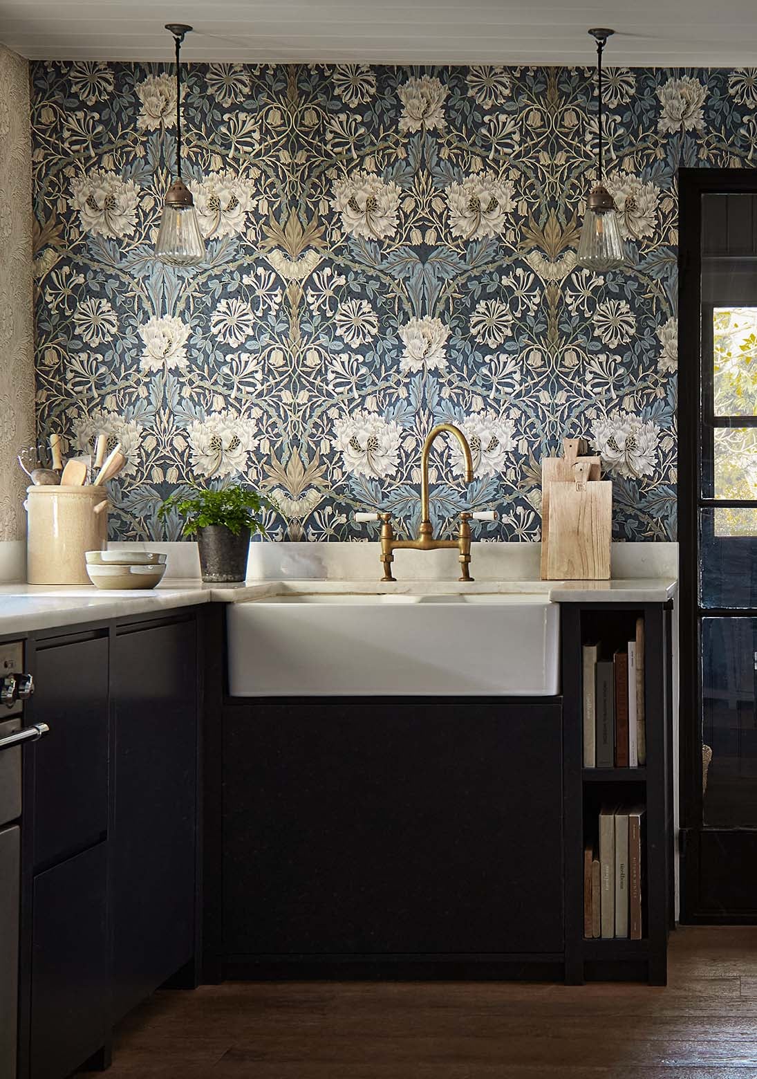 Morris & Co - Honeysuckle & Tulip Woad/ Morris and Friends Wallpa