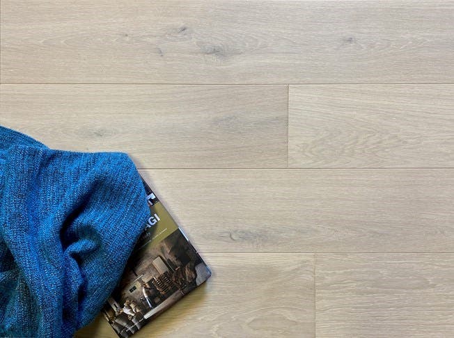 Ek Villa VITKALKAD borstad 5G