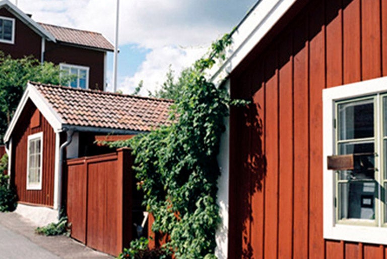 Röda hus på en gata.jpg